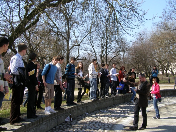 Uczestnicy pfinau w parku Staromiejskim